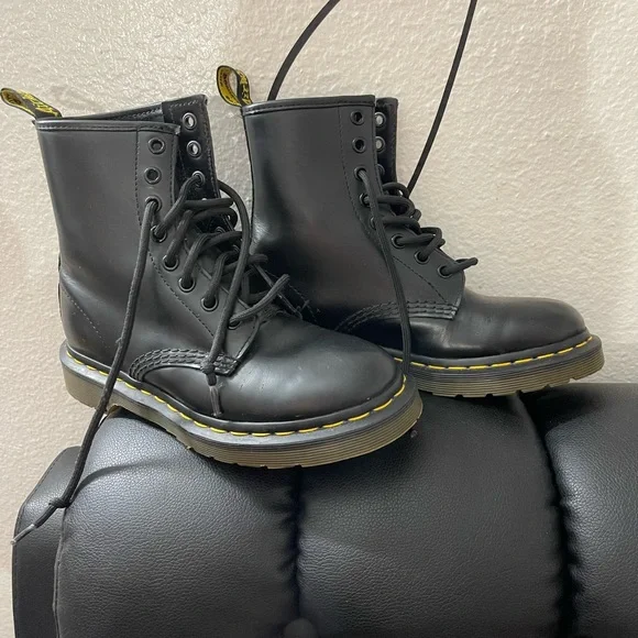 100% AUTHENTIC DR MARTENS SIZE 5!!! - Picture 7 of 8